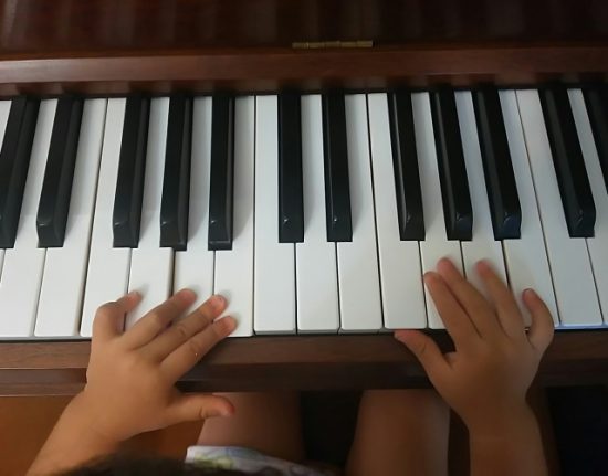 小学生とピアノ